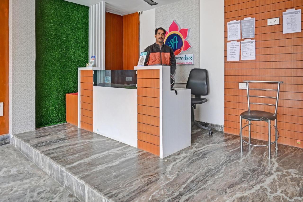 Oyo 7498 Hotel Aparajita Варанаси Екстериор снимка