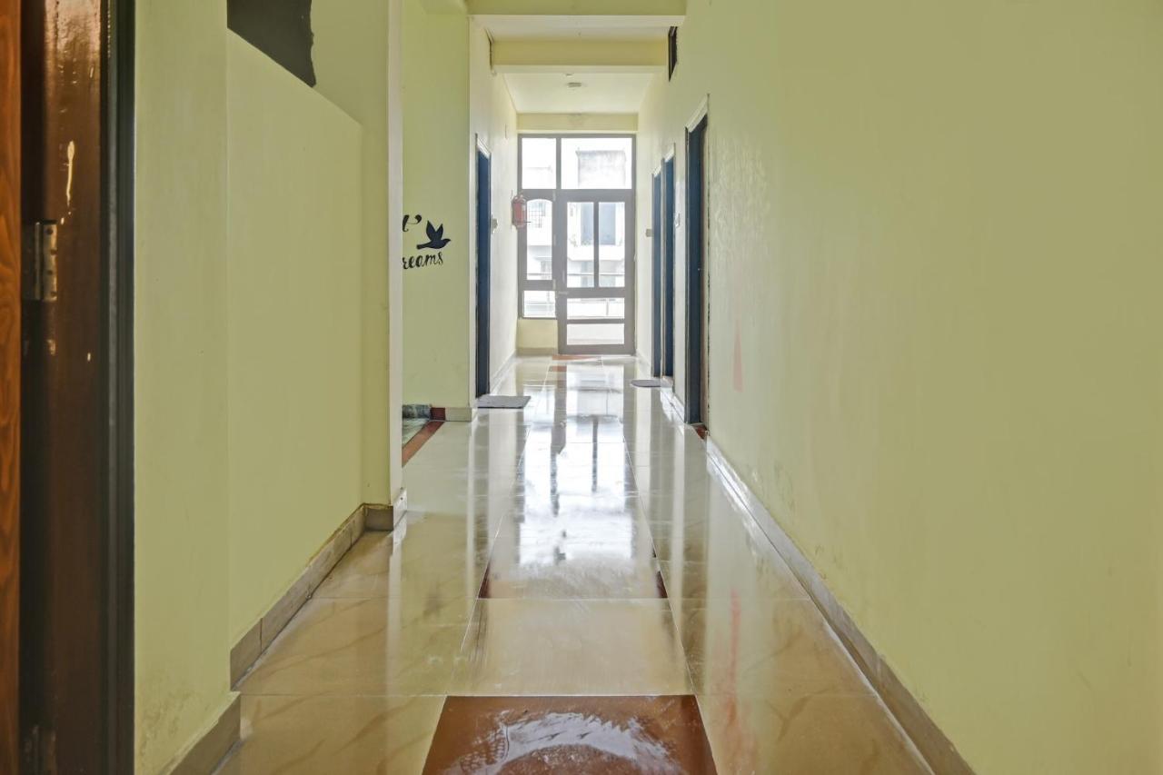 Oyo 7498 Hotel Aparajita Варанаси Екстериор снимка