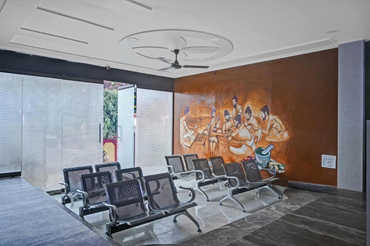 Oyo 7498 Hotel Aparajita Варанаси Екстериор снимка