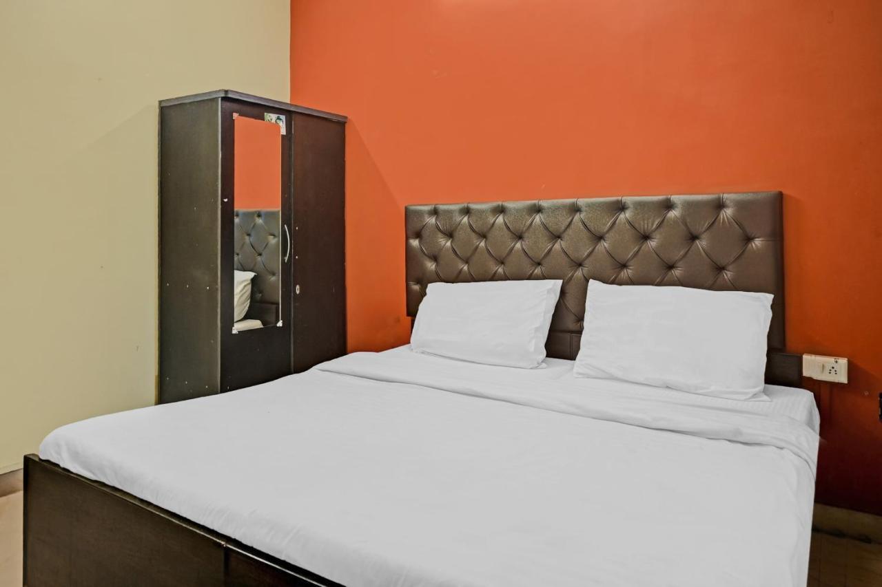 Oyo 7498 Hotel Aparajita Варанаси Екстериор снимка