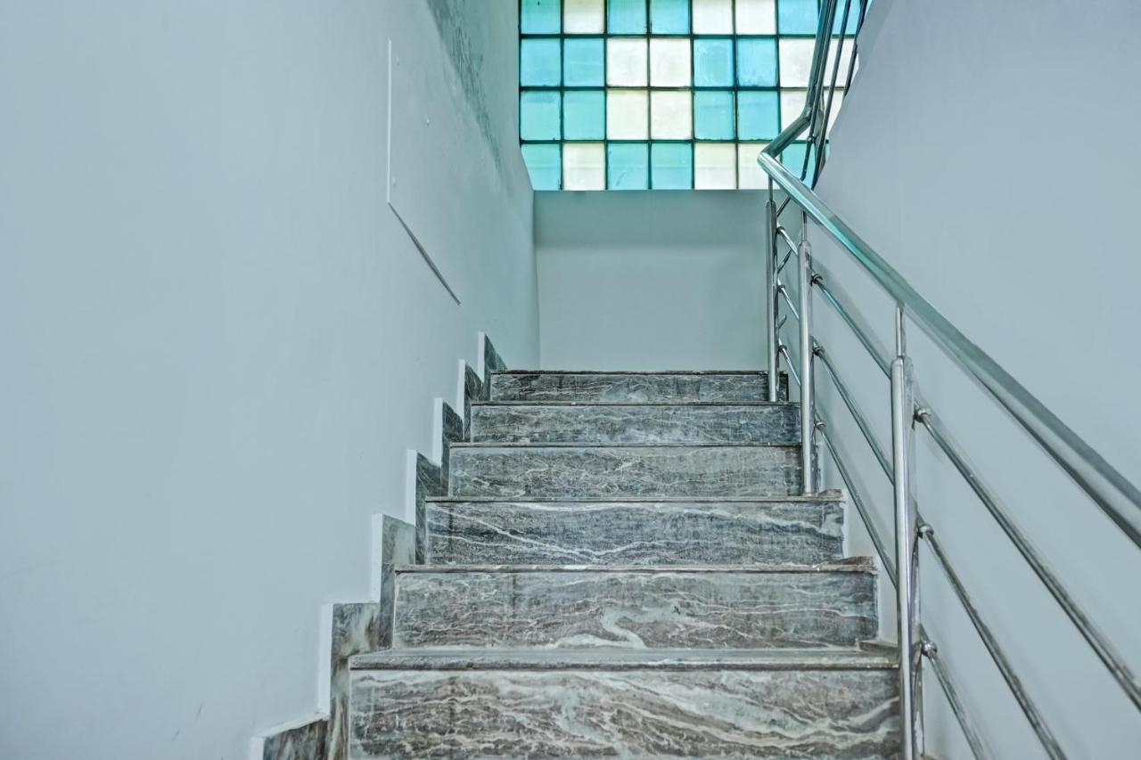 Oyo 7498 Hotel Aparajita Варанаси Екстериор снимка